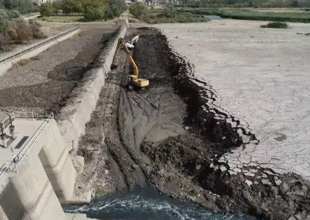 عملیات لایروبی سد انحرافی مهاباد بعد از ۵۰ سال اجرایی شد