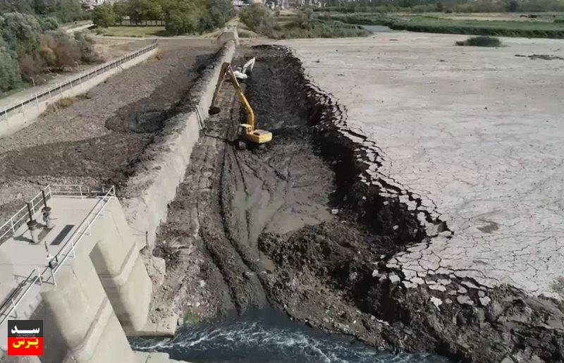 عملیات لایروبی سد انحرافی مهاباد بعد از ۵۰ سال اجرایی شد