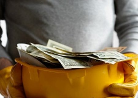 افزایش دستمزد کارگران دولت از لایحه بودجه حذف شود