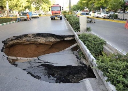 هشدار نسبت به آثار جبران ناپذیر فرونشست زمین/ وضعیت برداشت آب‌های زیرزمینی در سامانه‌ای ملی رصد شود