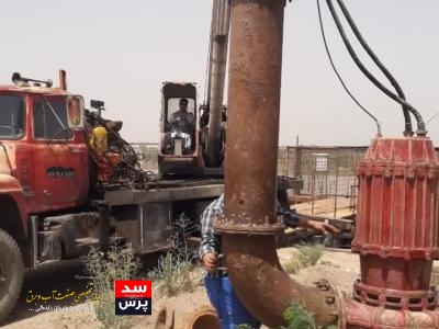نصب یک دستگاه الکتروپمپ شناور در اسکله آبگیر تصفیهخانه شهدای کارون