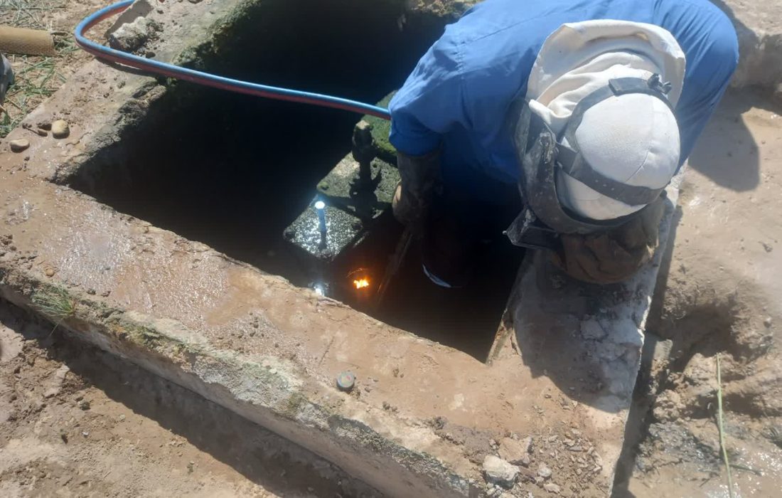 مهار نشتی آب درون حوضچه خط لوله ۷۰۰ میلیمتری امیدیه 