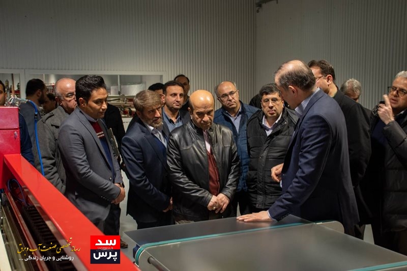 بازدید معاون وزیر نیرو از بزرگترین کارخانه تولید پنل خورشیدی کشور و نیروگاه خورشیدی ۱۰۰ مگاواتی