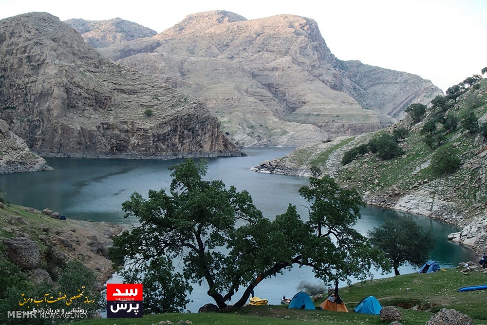 رهاسازی خودروهای گرفتار در سیلاب منطقه «کمبو مرغا» توسط نیروهای امدادی سد شهید عباسپور