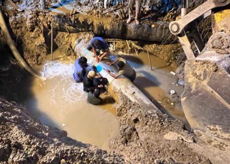 پشتیبانی سازمان آب و برق خوزستان توسط شرکت آب غدیر در رفع شکستگی خط GRP تأمین آب شرب مینوشهر