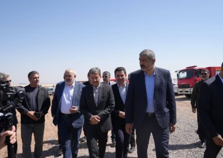 سفر وزیر نیرو به اردستان برای افتتاح نیروگاه خورشیدی و بررسی طرح‌های زیرساختی