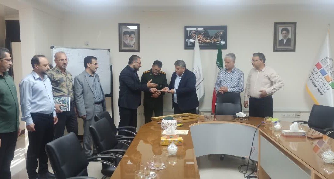 دیدار مسئولان سازمان آب و برق خوزستان و شرکت بهره برداری از شبکه های آبیاری کارون بزرگ با خانواده شهید شاهرخی ‌فر در شوشتر