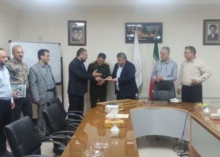 دیدار مسئولان سازمان آب و برق خوزستان و شرکت بهره برداری از شبکه های آبیاری کارون بزرگ با خانواده شهید شاهرخی ‌فر در شوشتر